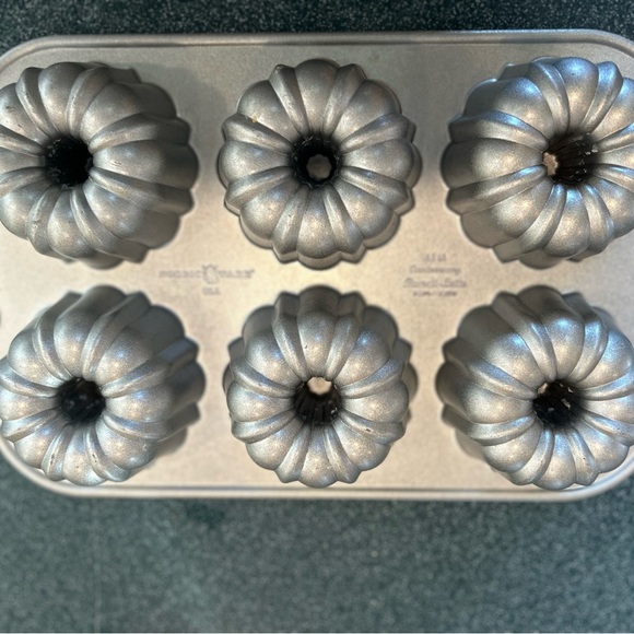 Mini Bundt pan - Picture 2 of 2
